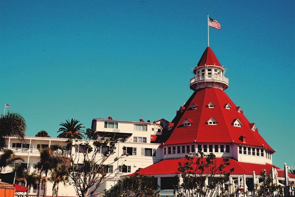 Чем прославился отель Del Coronado? | FEELLINI — ваш проводник в мире кино Чем прославился отель Del Coronado?